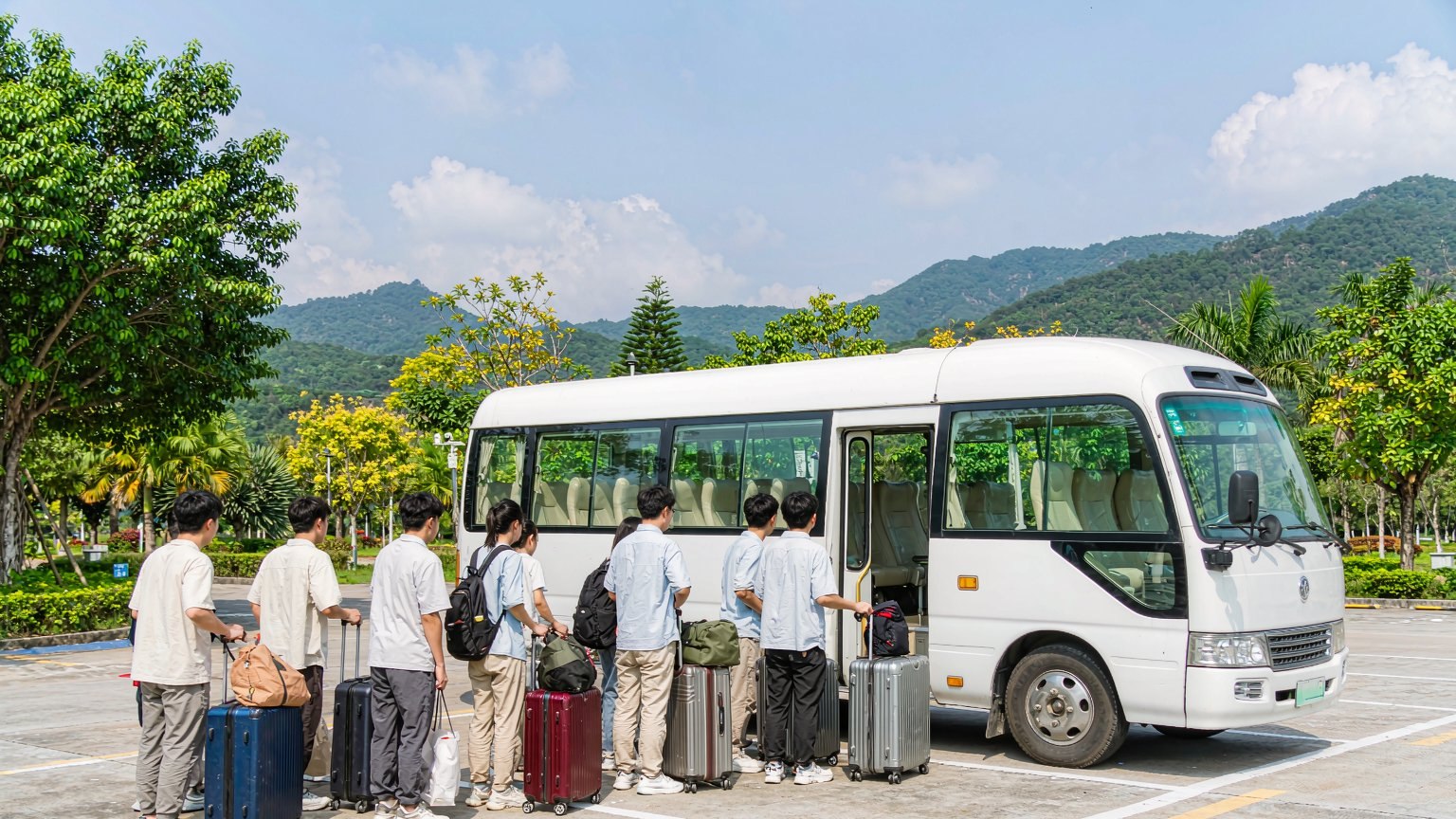 长沙团体旅游包车，按人数配车，先看行李再看人头